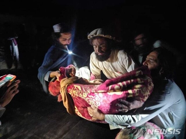 [팍티카=AP/뉴시스] 22일(현지시간) 아프가니스탄 팍티카주의 한 마을에서 주민들이 지진 부상자를 대피시키고 있다.
