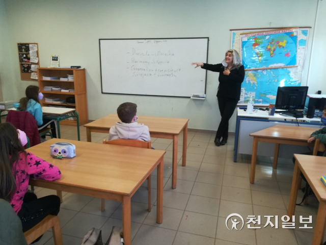 조지아 교사가 그리스에 있는 밀레온 칼론 네론 제2초등학교 학생들에게 HWPL 평화교육을 가르치는 모습. ⓒ천지일보 2022.6.23 (제공: HWPL)