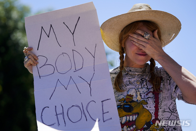 [로스앤젤레스=AP/뉴시스]미국 대법원이 여성의 임신중절(낙태) 권리를 보장한 '로 대 웨이드' 판례를 번복한 24일(현지시간) 로스앤젤레스에서 한 여성이 임신중절 찬성 팻말을 들고 시위하다 눈물을 보이고 있다. (출처: 뉴시스)