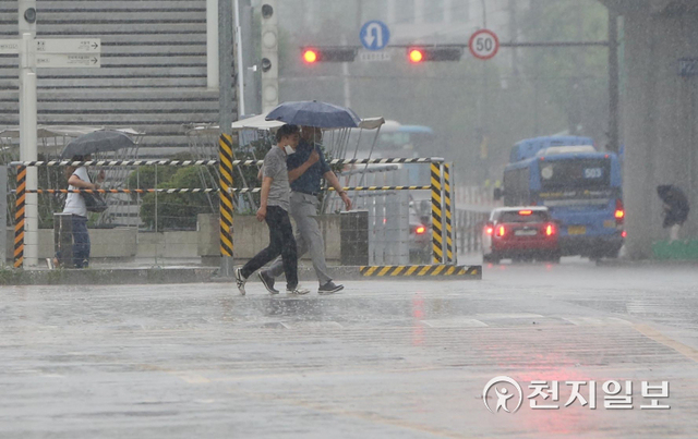 [천지일보=남승우 기자] 장마가 시작되면서 전국적으로 비가 내린 23일 서울 시내에서 우산을 쓴 시민들이 걸어가고 있다. ⓒ천지일보 2022.6.23