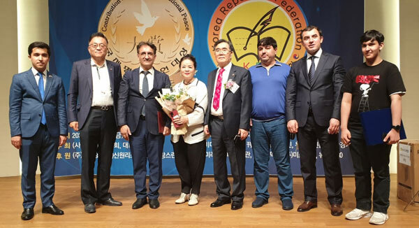 국제공헌 평화대상을 수상한 유스프 샤리프조다 타지키스탄 주한대사(왼쪽에서 세 번째)를 비롯한 대사관 관계자들이 기념촬영을 하고 있다.(출처: 한국기자연합회)