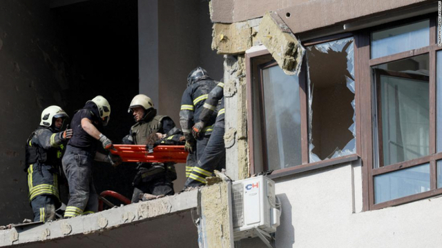 구조대원들이 26일 우크라이나 키이우에서 러시아 미사일 공격으로 피해를 입은 주거용 건물에서 사람을 구조하고 있다. (출처: CNN)