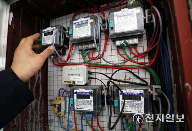 [천지일보=남승우 기자] 한국전력공사가 내년 1분기 전기요금을 동결한 가운데 20일 오후 서울 시내의 한 다세대주택에서 전력계량기가 돌아가고 있다. ⓒ천지일보 2021.12.20