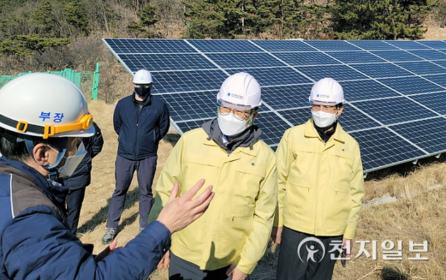 지난 23일 경남 밀양시에 위치한 태양광 발전소에서 한국에너지공단 이상훈 이사장(사진 중앙)이 산지태양광 발전설비 안전 예방을 위해 직원들과 함께 발전설비를 점검하고 있다. (제공: 한국에너지공단) ⓒ천지일보 2022.2.25