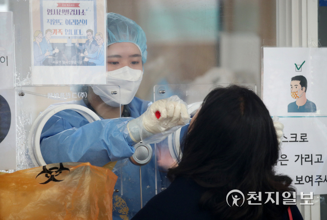 [천지일보=박준성 기자] 봄비가 내리는 26일 오전 서울역 광장에 마련된 신종 코로나바이러스 감염증(코로나19) 임시선별검사소에서 시민들이 PCR검사를 하고 있다. 중앙방역대책본부는 이날 0시 기준으로 신규 확진자가 33만 5580명 늘어 누적 1149만7711명으로 집계됐다고 밝혔다. ⓒ천지일보 2022.3.26