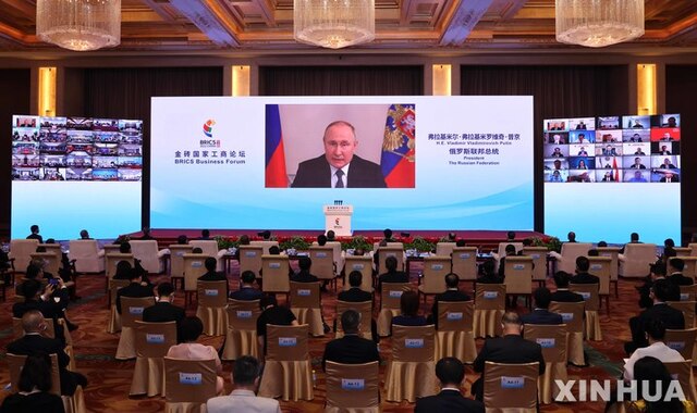 블라디미르 푸틴 러시아 대통령이 22일(현지시간) 모스크바에서 화상을 통해 브릭스(BRICS: 브라질·러시아·인도·중국·남아공) 비즈니스 포럼 기조연설을 하고 있다. 푸틴 대통령은 