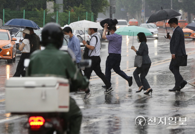 [천지일보=남승우 기자] 장마가 시작되면서 전국적으로 비가 내린 23일 서울 시내에서 우산을 쓴 시민들이 걸어가고 있다. 우산을 준비하지 못한 시민이 가방으로 비를 막으며 발걸음을 재촉하는 모습도 볼 수 있다. ⓒ천지일보 2022.6.23