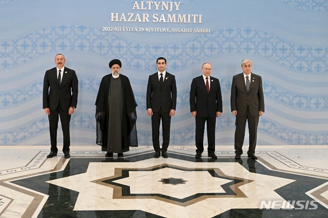 29일(현지시간) 투르크메니스탄에서 카스피해 연안 5개국(러시아, 아제르바이잔, 카자흐스탄, 이란, 투르크메니스탄) 정상회담이 열린 가운데 왼쪽부터 일함 알리예프 아제르바이잔 대통령, 에브라힘 라이시 이란 대통령, 세르다르 베르디무크하메도프 투르크메니스탄 대통령, 블라디미르 푸틴 러시아 대통령, 카심-조마르트 토카예프 카자흐스탄 대통령이 기념 촬영을 하고 있다. (출처: 뉴시스)