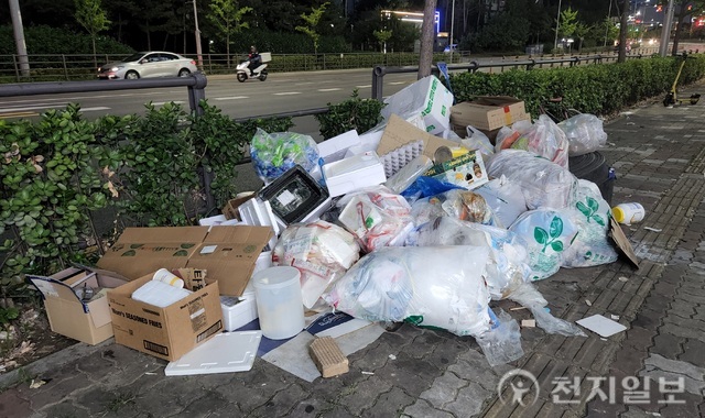 [천지포토] 평택시 상가 앞 ‘쓰레기 더미’