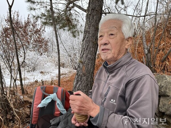 [천지일보=김민희 기자] ‘도락산 지킴이’ 노명환씨가 지난달 천지일보와 인터뷰를 했다. 사진은 노씨가 경기도 양주시 도락산 3보루에 앉아 쉬고 있는 모습. ⓒ천지일보 2023.02.12
