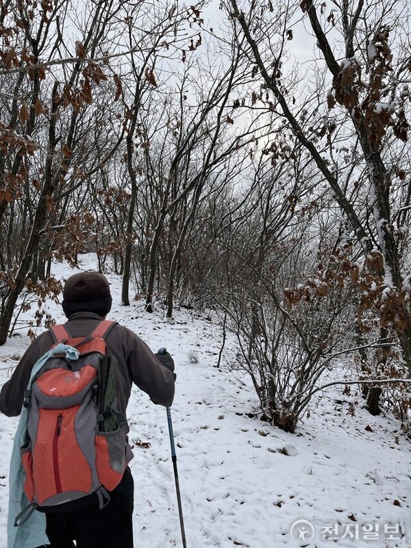 [천지일보=김민희 기자] ‘도락산 지킴이’ 노명환씨가 지난달 천지일보와 인터뷰를 했다. 사진은 노씨가 경기도 양주시 도락산을 오르는 모습. ⓒ천지일보 2023.02.12