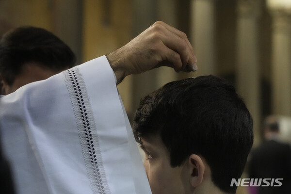 지난 22일 로마 산타 사비나 대성당에서 프란치스코 교황 집전으로 재의 수요일 미사가 거행됐다. 사진은 한 신부가 신자의 머리 위에 재를 뿌리는 모습. (출처: AP=뉴시스)