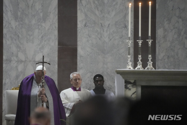 프란치스코 교황이 지난 22일 로마 산타 사비나 대성당에서 미사를 집전하고 있다. (출처: AP=뉴시스)