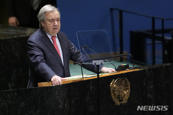 (출처: AP, 뉴시스) 안토니우 구테흐스 유엔(UN) 사무총장이 22일(현지시간) 유엔 본부에서 열린 제11차 긴급 특별 총회에서 발언하고 있다.