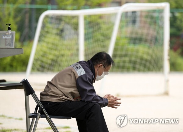 강서구 한 초등학교에서 학교 보안관이 의자에 앉아 있다. (출처: 연합뉴스) ⓒ천지일보 2023.02.23.