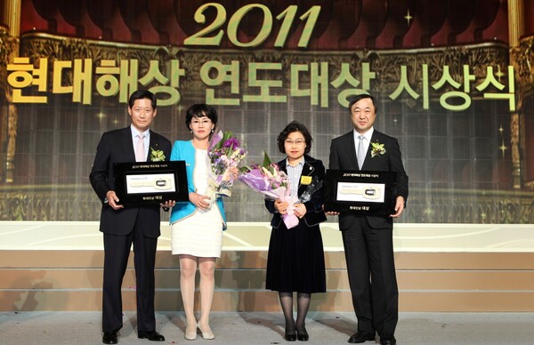 2012년 4월 17일 서울 그랜드 인터컨티넨탈호텔에서 열린 ‘2011년 연도대상 시상식’에서 정몽윤 회장과 (왼쪽 첫번째)과 당시 서태창 사장(오른쪽 첫번째)이 대상 수상자들과 기념촬영을 하고 있다.  (제공: 현대해상)
