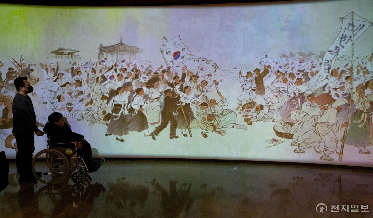 천안 독립기념관을 찾은 관람객이 1919년 3월 1일 독립운동의 모습을 담아낸 대형 스크린을 바라보고 있다.