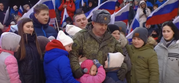 러시아 '애국 콘서트'에서 군인 품에 안긴 안나 자매와 우크라이나 어린이들. (출처: 러시아 방송 캡처)