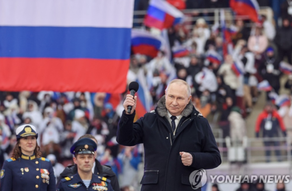 콘서트 무대에 등장한 블라디미르 푸틴 러시아 대통령. (출처: 연합뉴스)