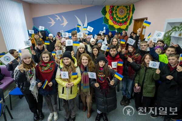 지난 1월 9일 뺘드찌카 초중고교에서 학생들이 HWPL 평화운동을 지지하며 깃발을 흔들고 있다. (제공: HWPL)  ⓒ천지일보 2023.02.27.