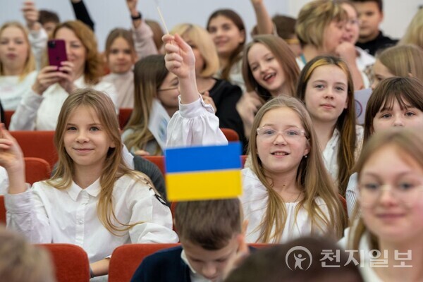 지난 1월 11일 루츠크 시 루츠키 초중고교 No.27에서 학생들이 HWPL 관계자들을 환영하고 있다.  (제공: HWPL) ⓒ천지일보 2023.02.27.