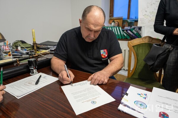 지난 1월 10일 그른키프 이고르 졸로치브 시 시장이 DPCW 지지 서명을 하고 있다.  (제공: HWPL) ⓒ천지일보 2023.02.27.