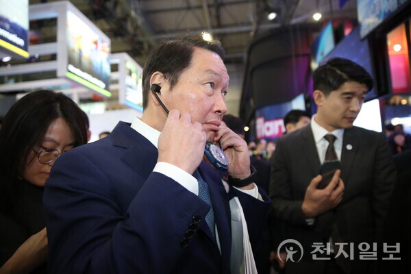 [천지일보 바르셀로나=손지하 기자] 최태원 SK그룹 회장이 스페인 바르셀로나에서 27일(현지시간)  모바일 월드 콩그레스(MWC) 2023에 참석해 SK텔레콤 부스를 방문하고 있다. ⓒ천지일보 2023.02.27.
