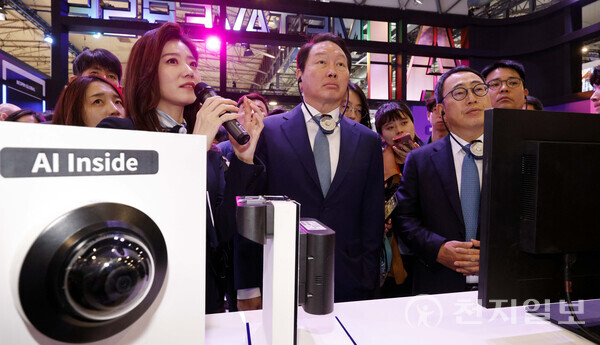 최태원 SK 회장이 세계 최대 이동통신 전시회 모바일 월드 콩그레스(MWC 2023) 개막 첫날인 27일 오전(현지시간) 스페인 바르셀로나 피라 그란 비아 전시장을 둘러보고 있다. (출처: 연합뉴스)