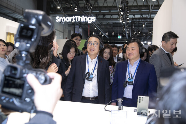 유영상 SK텔레콤 사장(왼쪽)과 노태문 삼성전자 모바일경험(MX) 사업부장(사장)이 27일(현지시간) 스페인 바르셀로나에서 개막한 모바일 월드 콩그레스(MWC) 2023에서 부스를 체험하고 있다. (제공: SK텔레콤) ⓒ천지일보 2023.02.27.