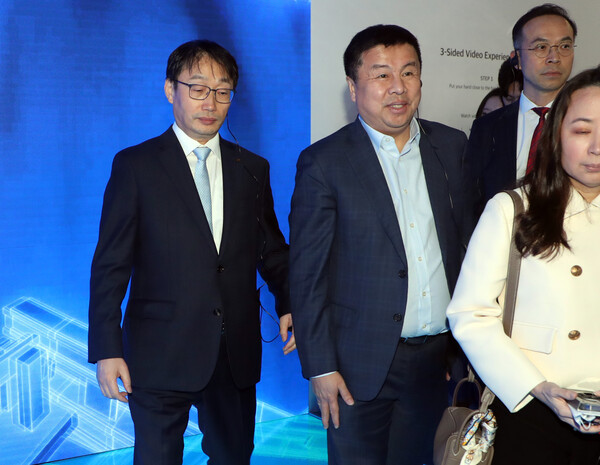 구현모 KT 대표(왼쪽)가 세계 최대 이동통신 전시회 모바일 월드 콩그레스(MWC 2023) 개막 첫날인 27일 오전(현지시간) 스페인 바르셀로나 피라 그란 비아 전시장에 설치된 KT 부스를 찾아 데니스 앤서니 컨버지 ICT 솔루션즈 최고경영자와 함께 설명을 듣고 있다. (출처: 연합뉴스)