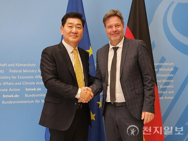 삼성전자 DX부문장 한종희 부회장(왼쪽)이 27일(현지시간) 독일 베를린에서 로베르트 하베크 부총리를 만나 지속가능성과 친환경에 대해 논의하고 ‘2030 부산세계박람회(부산엑스포)’ 유치 지지를 요청했다. (제공: 삼성전자) ⓒ천지일보 2023.02.28.