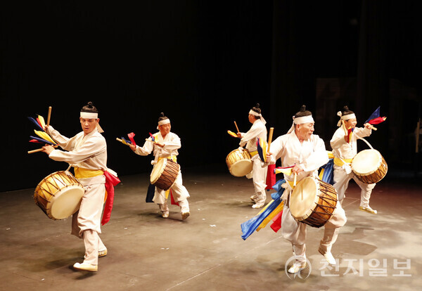 공연자들이 진도 토요민속여행 상설공연에서 공연하고 있다. (제공: 진도군) ⓒ천지일보 2023.02.28.