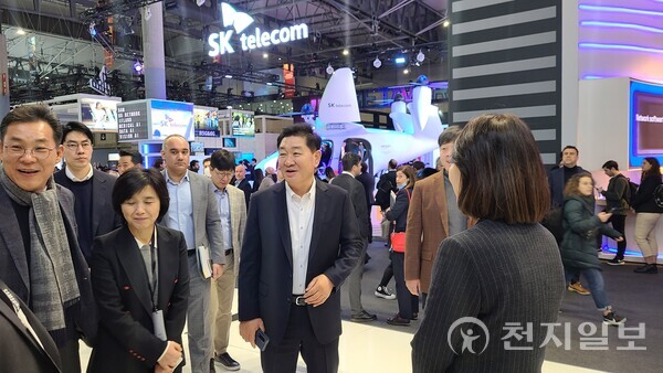 [천지일보 바르셀로나=손지하 기자] 한종희 삼성전자 부회장이 28일(현지시간) 스페인 바르셀로나 피라 그란 비아 전시관 3홀에 있는 삼성전자 부스를 참관하고 있다. (MWC공동취재단) ⓒ천지일보 2023.02.28.