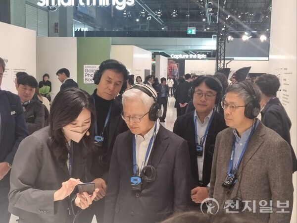 [천지일보 바르셀로나=손지하 기자] 경계현 삼성전자 대표이사 사장(가운데)과 이정배 사장(오른쪽)이 28일(현지시간) 스페인 바르셀로나 피라 그란 비아 전시관 3홀에 있는 삼성전자 부스를 참관하고 있다. (MWC23공동취재단) ⓒ천지일보 2023.02.28.