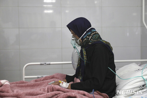 [콤(이란)=AP/뉴시스]지난 2021년 9월15일 이란 콤의 한 병원에 코로나19에 걸린 여성 1명이 산소 마스크를 쓰고 입원해 있다. 지난 3개월 동안 이란의 약 30개 교에서 수백명의 어린 소녀들이 교실로 흘러들어온 유해한 연기로 쓰러져 일부는 병원에 입원해야 했다. 일부에서는 이란에서 여학생들이 다니는 학교를 폐쇄하려는 것일 수 있다는 추측이 제기되고 있다. 2023.2.28