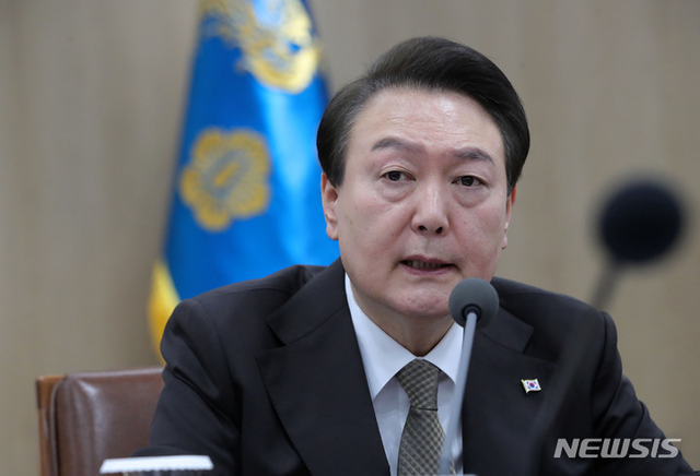 윤석열 대통령이 15일 서울 용산 대통령실 청사에서 열린 제13차 비상경제민생회의를 주재하고 있다. (출처: 뉴시스)