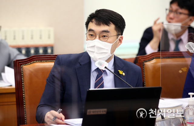 [천지일보=박준성 기자] 더불어민주당 김남국 의원이 16일 서울 여의도 국회에서 열린 법제사법위원회 대구 부산고등법원 등에 대한 국정감사에서 발언하고 있다. (제공: 국회) ⓒ천지일보 2020.10.16