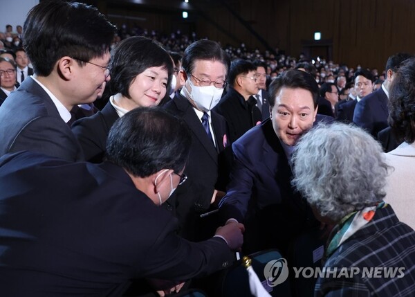 윤석열 대통령이 1일 서울 중구 유관순 기념관에서 열린 제104주년 3.1절 기념식을 마친 뒤 더불어민주당 이재명 대표, 정의당 이정미 대표 등과 차례로 인사하고 있다. (출처: 연합뉴스)