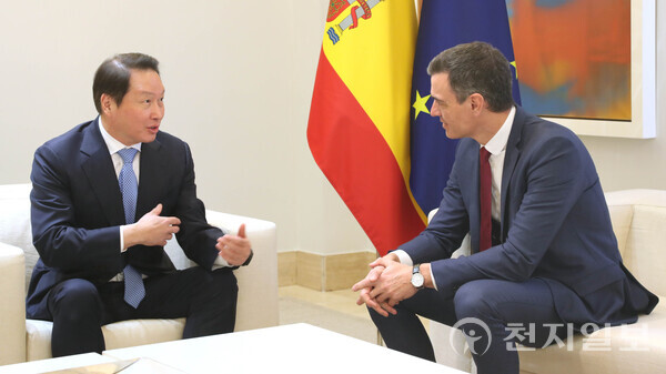 최태원 대한상공회의소 회장(왼쪽)과 페드로 산체스(Pedro Sánchez) 스페인 총리가 지난달 28일(현지시간) 환담을 하고 있다. (제공: 대한상공회의소) ⓒ천지일보 2023.03.01.