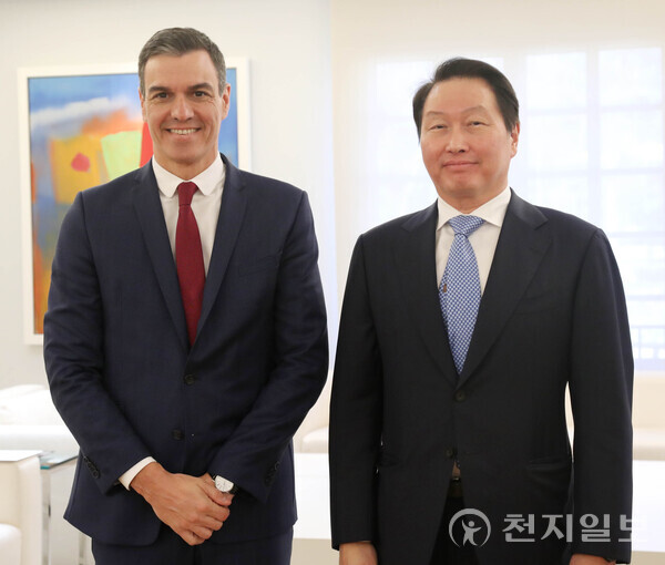 최태원 대한상공회의소 회장(오른쪽)과 페드로 산체스(Pedro Sánchez) 스페인 총리가 지난달 28일(현지시간) 기념촬영을 하고 있다. (제공: 대한상공회의소) ⓒ천지일보 2023.03.01.
