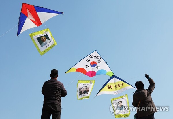 (수원=연합뉴스) 27일 오후 경기도 수원시 세계문화유산 화성(華城) 창룡문에서 한국연연맹 회원들이 3·1절을 앞두고 독립운동가들 모습이 담긴 연을 날리고 있다. 2023.2.27