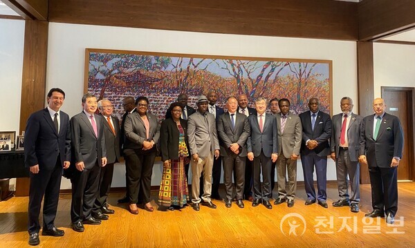 현대자동차그룹이 정의선 현대차그룹 회장(앞줄 왼쪽 일곱 번째)과 조태용 주미한국대사(앞줄 왼쪽 여덟 번째)가 지난달 28일(현지시간) 미국 워싱턴 D.C.에서 주미한국대사관 주관으로 열린 아프리카 및 카리브해, 태평양 연안 주요국 주미대사 초청행사에 참석해 부산세계박람회 유치에 대한 관심과 지지를 요청했다고 1일 밝혔다. 사진은 정의선 회장과 조태용 대사가 각국 대사들과 함께 기념 촬영을 하는 모습. (제공: 현대자동차그룹) ⓒ천지일보 2023.03.01.