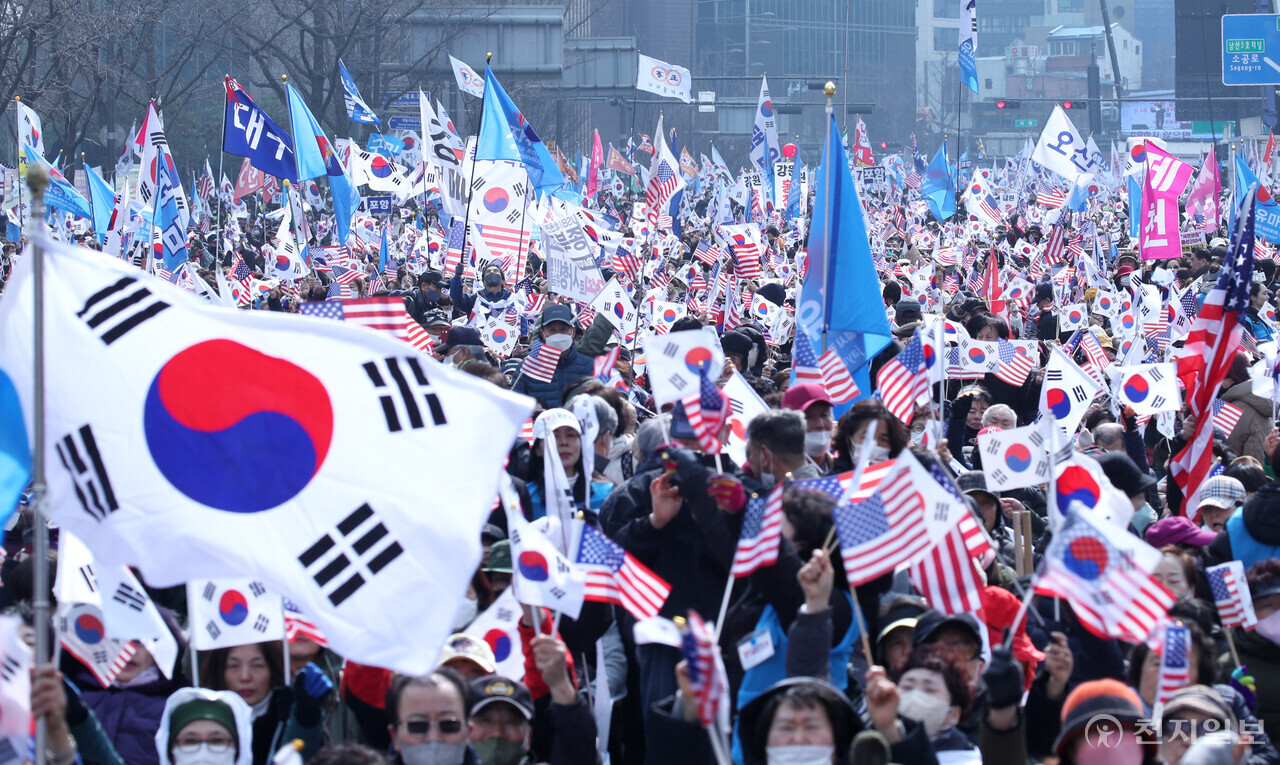 [천지일보=박준성 기자] 제104주년 3.1절인 1일 오후 서울 중구 광화문 일대에서 자유통일당(대표 전광훈)이 ‘자유통일 3.1절 국민대회’를 열고 있다. 국민대회 참석자들이 구호를 외치며 태극기와 성조기를 흔들고 있다. ⓒ천지일보 2023.03.01.