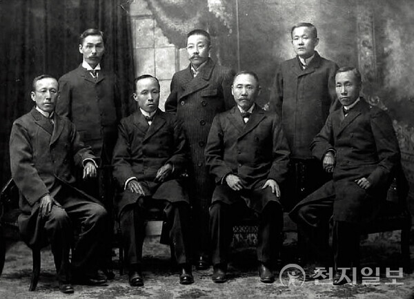 1905년 일본에서 동지들과 함께 있는 손병희 선생 (앞줄 오른쪽 두번째) (출처: 독립기념관)