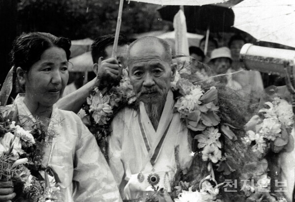 1967년 한봉수 공덕비 개막식에 참석한 한봉수 의병장의 모습. (출처: 천안 독립기념관)