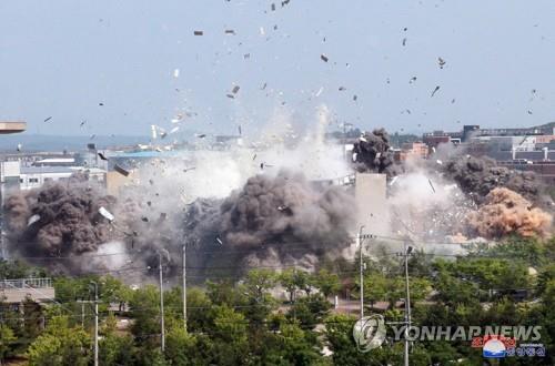 (평양 조선중앙통신=연합뉴스) 2020년 6월 17일 북한 조선중앙TV가 공개한 개성공단 내 남북공동연락사무소 폭파 장면. 북한은 2020년 6월 16일 오후 2시 50분경 남북공동연락사무소를 폭파했다.