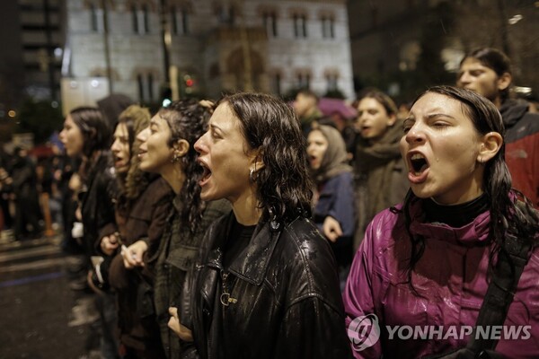 2일(현지시간) 그리스 수도 아테네에 있는 헬레닉 트레인 본사 앞에서 젊은이들이 열차충돌 참사에 대해 항의 시위를 벌이고 있다. 2023.03.02 (출처: 연합뉴스)