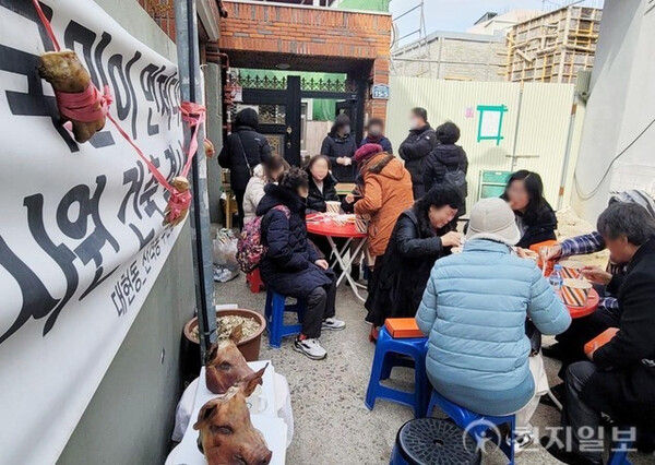 지난달 2일 오후 대구 북구 대현동 이슬람 사원 공사장 앞에서 사원 건립을 반대하는 주민들이 돼지고기 수육과 소고기국밥을 먹는 행사를 열고 있다. ⓒ천지일보DB