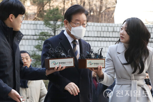 [천지일보=남승우 기자] 제20대 대통령 선거 과정에서 허위 발언을 한 혐의로 재판에 넘겨진 더불어민주당 이재명 대표가 3일 오전 서울 서초구 서울중앙지방법원에서 열린 공직선거법 위반(허위사실 공표) 관련 첫 재판에 출석, 취재진의 질문에 답하지 않은 채 법정으로 향하고 있다. ⓒ천지일보 2023.03.03.