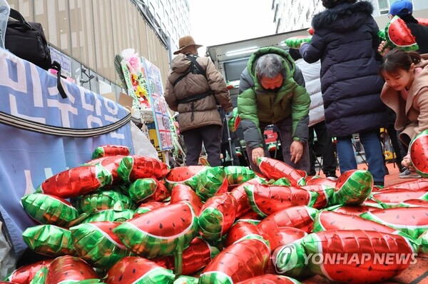 3일 오후 서울 여의도 더불어민주당 당사 앞에서 더불어수박깨기운동본부 관계자들이 비명계 의원들을 규탄하는 집회를 열고 있다. '수박'은 이 대표를 지지하지 않는, 겉과 속이 다른 배신자라는 뜻으로 이 대표 측 지지자가 지난 대선 당시 경선 상대였던 이낙연 전 대표의 측근 등을 비난할 때 쓰는 표현이다. (출처: 연합뉴스)